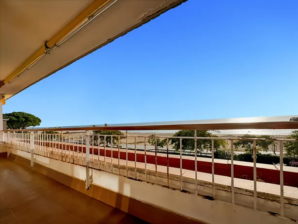 Piso en primera línea de mar en Sant Vicenç de Montalt con terraza y piscina