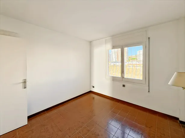 Piso en primera línea de mar en Sant Vicenç de Montalt con terraza y piscina