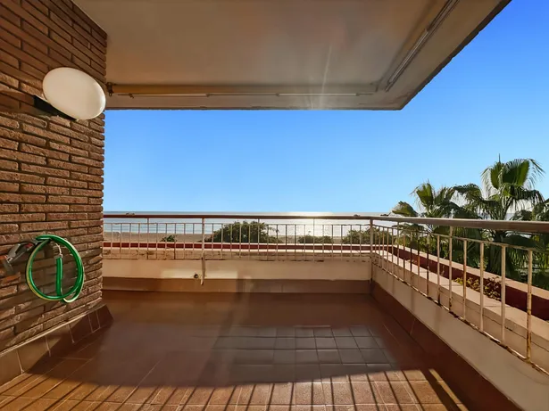 Piso en primera línea de mar en Sant Vicenç de Montalt con terraza y piscina