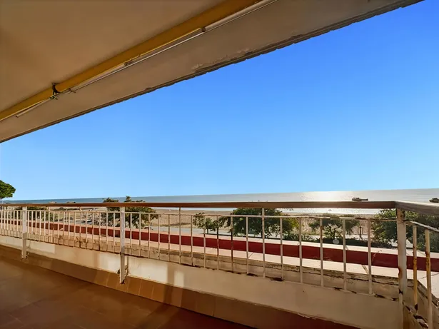 Piso en primera línea de mar en Sant Vicenç de Montalt con terraza y piscina