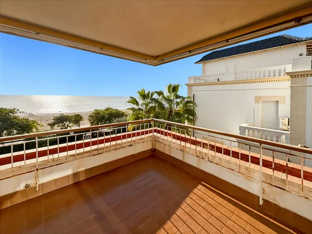 Piso en primera línea de mar en Sant Vicenç de Montalt con terraza y piscina