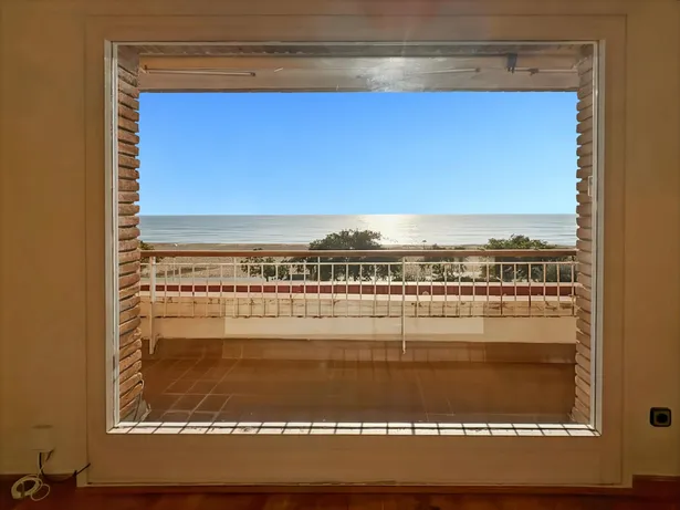 Piso en primera línea de mar en Sant Vicenç de Montalt con terraza y piscina
