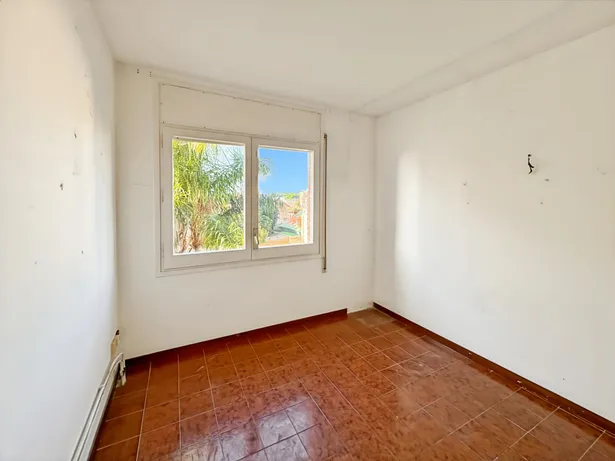 Piso en primera línea de mar en Sant Vicenç de Montalt con terraza y piscina