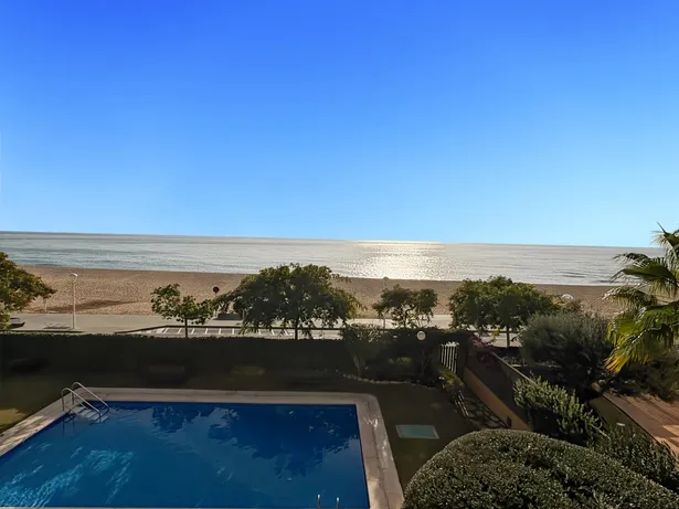 Piso en primera línea de mar en Sant Vicenç de Montalt con terraza y piscina