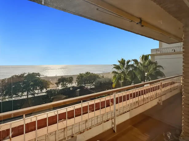 Piso en primera línea de mar en Sant Vicenç de Montalt con terraza y piscina