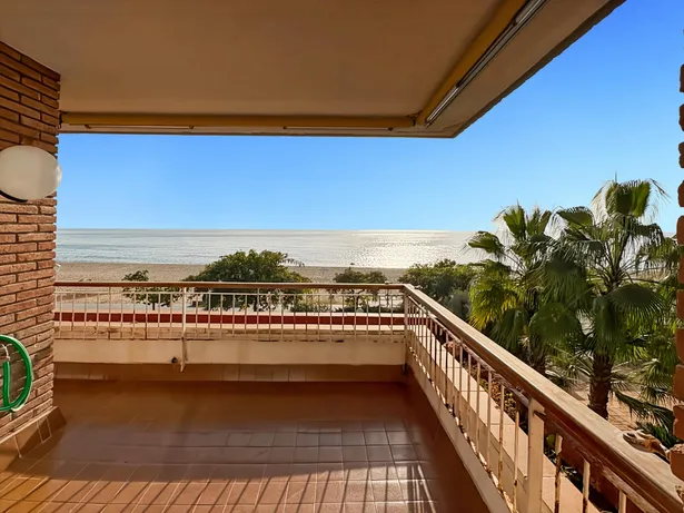 Piso en primera línea de mar en Sant Vicenç de Montalt con terraza y piscina
