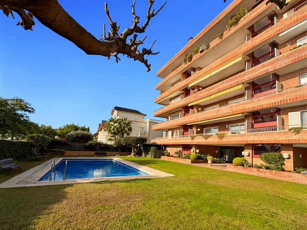 Piso en primera línea de mar en Sant Vicenç de Montalt con terraza y piscina