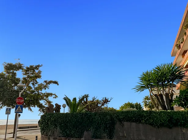 Piso en primera línea de mar en Sant Vicenç de Montalt con terraza y piscina