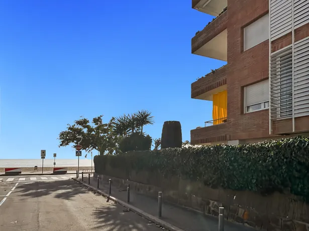 Piso en primera línea de mar en Sant Vicenç de Montalt con terraza y piscina