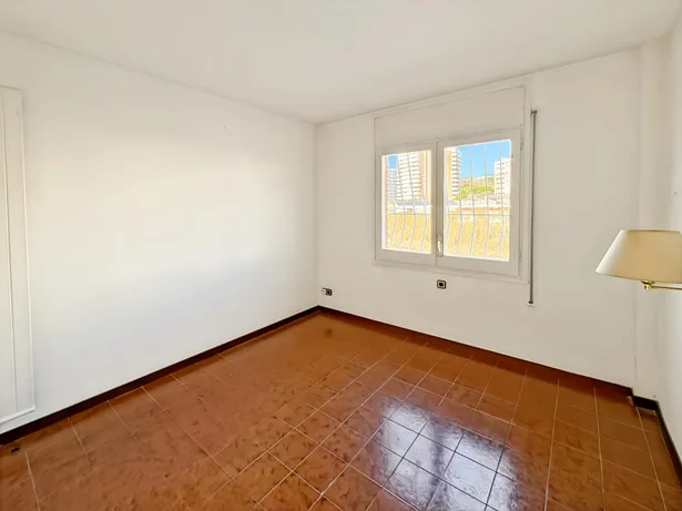 Piso en primera línea de mar en Sant Vicenç de Montalt con terraza y piscina