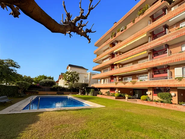 Piso en primera línea de mar en Sant Vicenç de Montalt con terraza y piscina