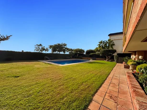 Piso en primera línea de mar en Sant Vicenç de Montalt con terraza y piscina