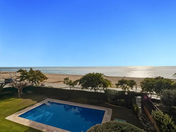 Piso en primera línea de mar en Sant Vicenç de Montalt con terraza y piscina