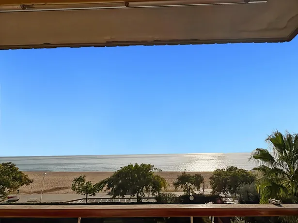 Piso en primera línea de mar en Sant Vicenç de Montalt con terraza y piscina