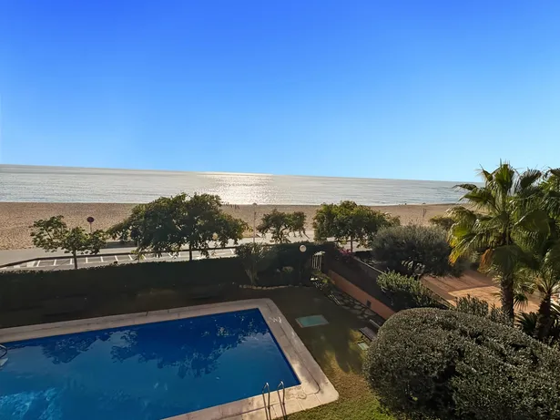 Piso en primera línea de mar en Sant Vicenç de Montalt con terraza y piscina