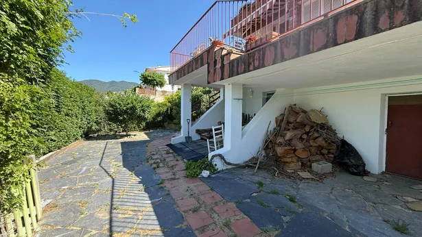 Descobreix aquesta magnífica casa a quatre vents situada en una de les zones més privilegiades i tranquil·les de Sant Iscle de Vallalta.