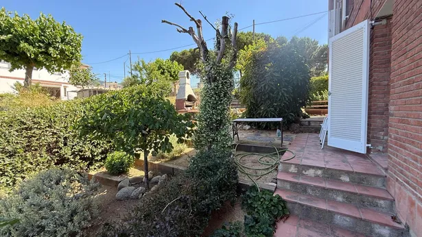 Descobreix aquesta magnífica casa a quatre vents situada en una de les zones més privilegiades i tranquil·les de Sant Iscle de Vallalta.