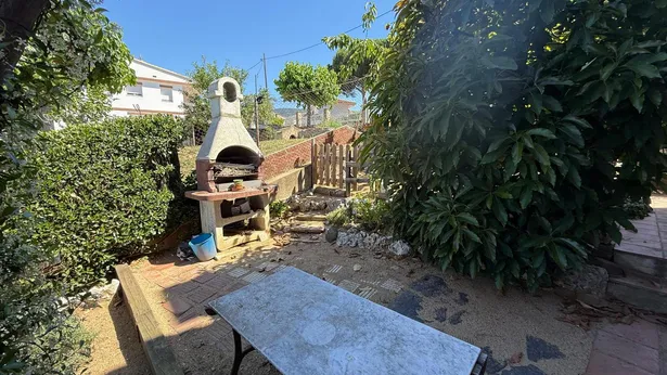 Descobreix aquesta magnífica casa a quatre vents situada en una de les zones més privilegiades i tranquil·les de Sant Iscle de Vallalta.