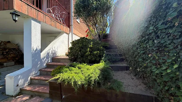 Descobreix aquesta magnífica casa a quatre vents situada en una de les zones més privilegiades i tranquil·les de Sant Iscle de Vallalta.