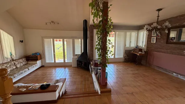 Descobreix aquesta magnífica casa a quatre vents situada en una de les zones més privilegiades i tranquil·les de Sant Iscle de Vallalta.