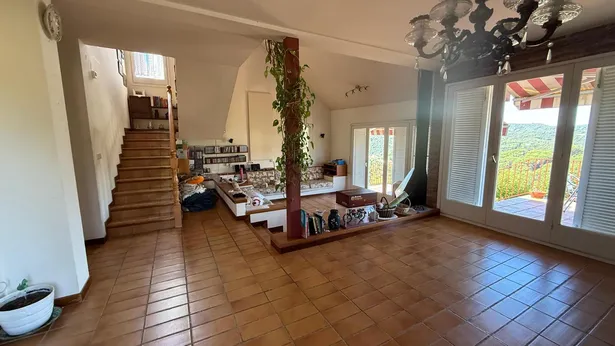 Descobreix aquesta magnífica casa a quatre vents situada en una de les zones més privilegiades i tranquil·les de Sant Iscle de Vallalta.