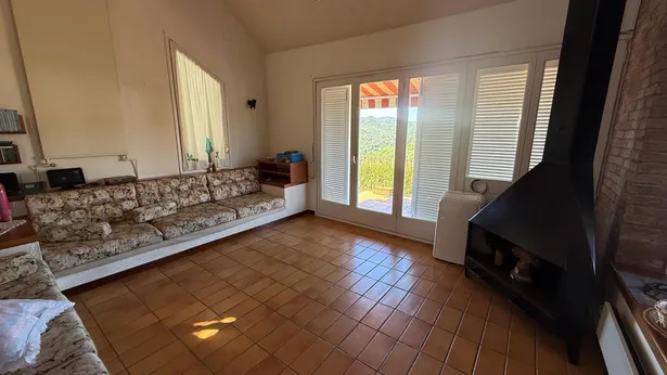 Descobreix aquesta magnífica casa a quatre vents situada en una de les zones més privilegiades i tranquil·les de Sant Iscle de Vallalta.