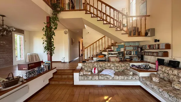 Descobreix aquesta magnífica casa a quatre vents situada en una de les zones més privilegiades i tranquil·les de Sant Iscle de Vallalta.