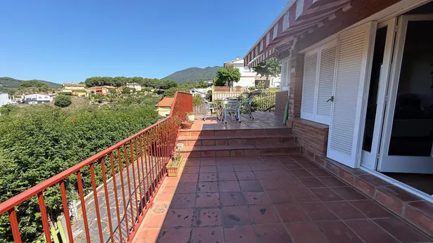 Descobreix aquesta magnífica casa a quatre vents situada en una de les zones més privilegiades i tranquil·les de Sant Iscle de Vallalta.