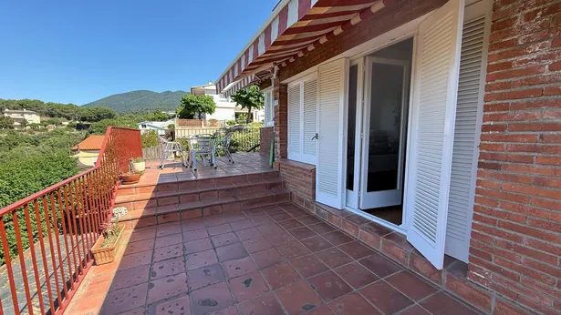Descobreix aquesta magnífica casa a quatre vents situada en una de les zones més privilegiades i tranquil·les de Sant Iscle de Vallalta.