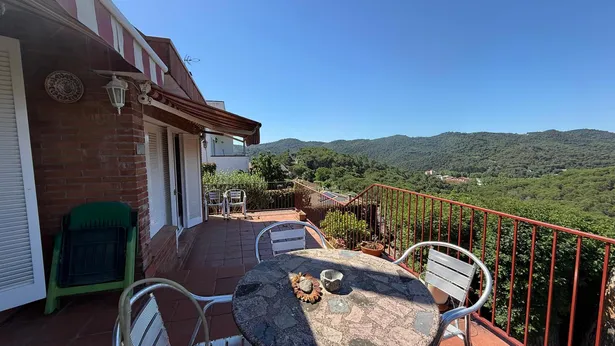 Descobreix aquesta magnífica casa a quatre vents situada en una de les zones més privilegiades i tranquil·les de Sant Iscle de Vallalta.