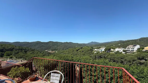 Descobreix aquesta magnífica casa a quatre vents situada en una de les zones més privilegiades i tranquil·les de Sant Iscle de Vallalta.