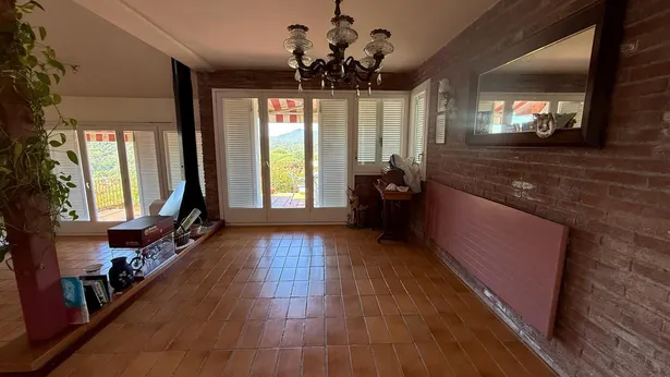 Descobreix aquesta magnífica casa a quatre vents situada en una de les zones més privilegiades i tranquil·les de Sant Iscle de Vallalta.