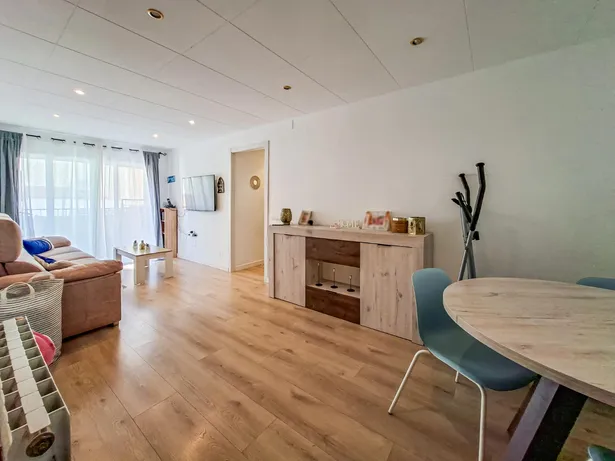 Te presentamos esta acogedora vivienda situada en el barrio de Cotet, en Premià de Mar.