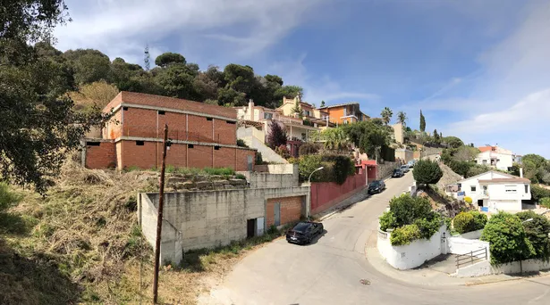 ESPECTACULAR ESTRUCTURA DE VILLA EN ALELLA – VISTAS AL MAR Y GRAN POTENCIAL