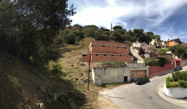 ESPECTACULAR ESTRUCTURA DE VILLA EN ALELLA – VISTAS AL MAR Y GRAN POTENCIAL