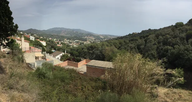 ESPECTACULAR ESTRUCTURA DE VILLA EN ALELLA – VISTAS AL MAR Y GRAN POTENCIAL