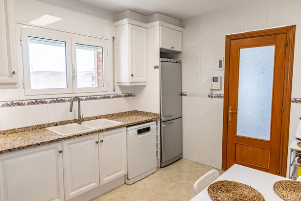 Chalet independiente de 6 habitaciones y 4 baños en Argentona.