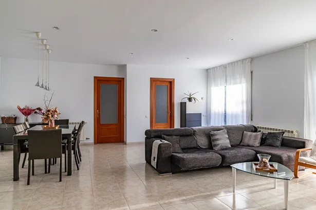 Chalet independiente de 6 habitaciones y 4 baños en Argentona.