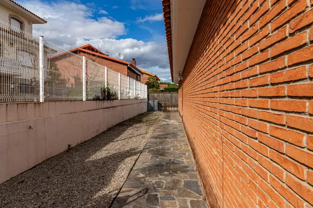 Chalet independiente de 6 habitaciones y 4 baños en Argentona.