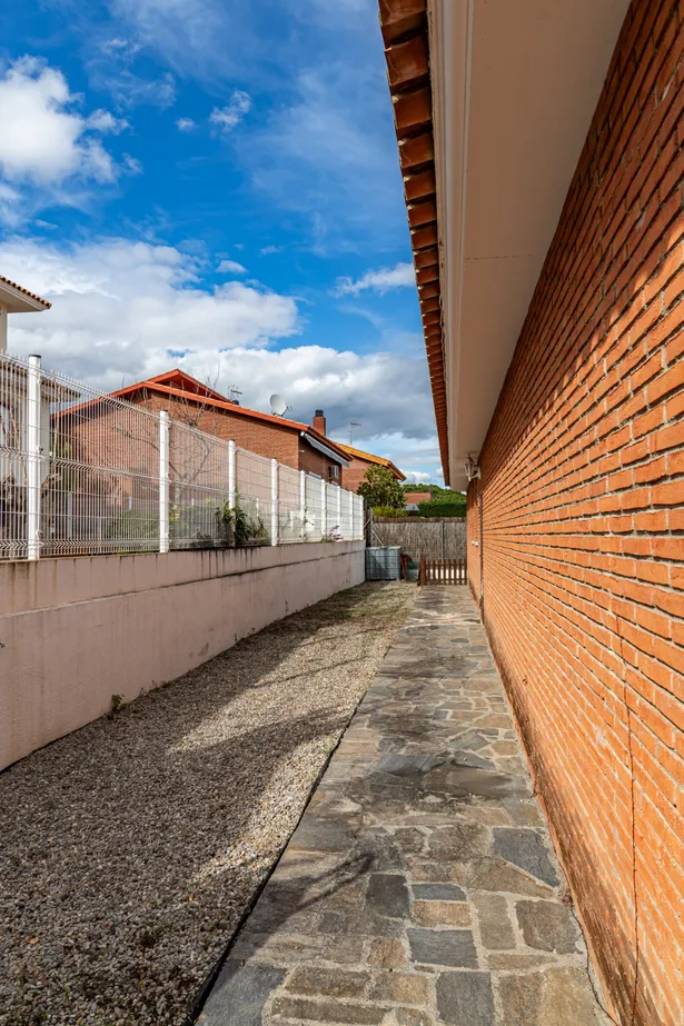Chalet independiente de 6 habitaciones y 4 baños en Argentona.