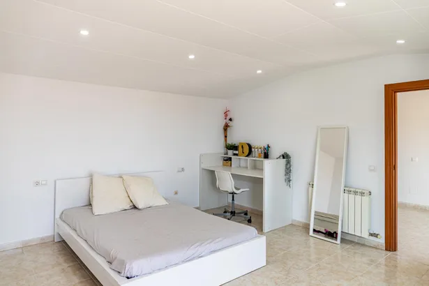 Chalet independiente de 6 habitaciones y 4 baños en Argentona.
