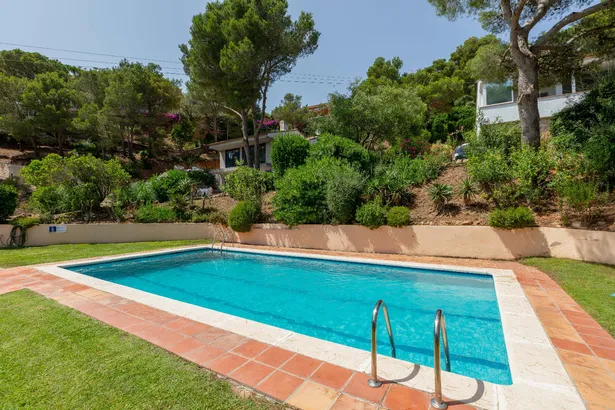 Exclusiva vivienda con vistas panorámicas al mar en entorno residencial privilegiado en Tamariu.