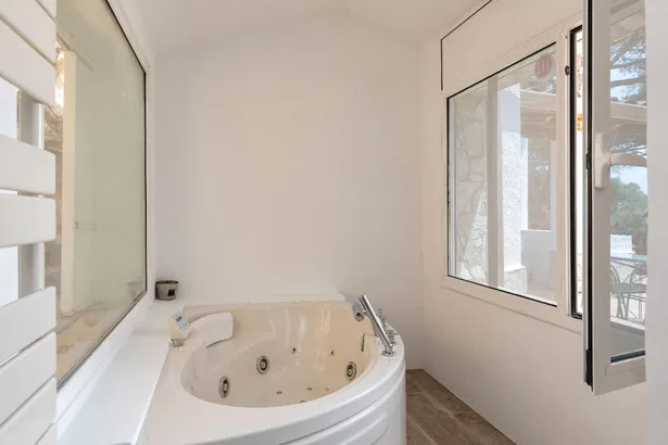Exclusiva vivienda con vistas panorámicas al mar en entorno residencial privilegiado en Tamariu.