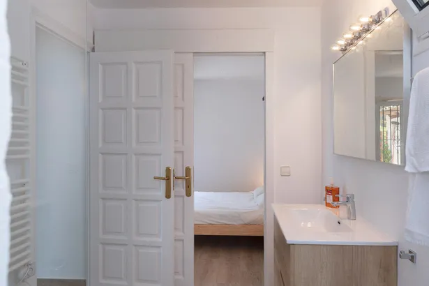 Exclusiva vivienda con vistas panorámicas al mar en entorno residencial privilegiado en Tamariu.