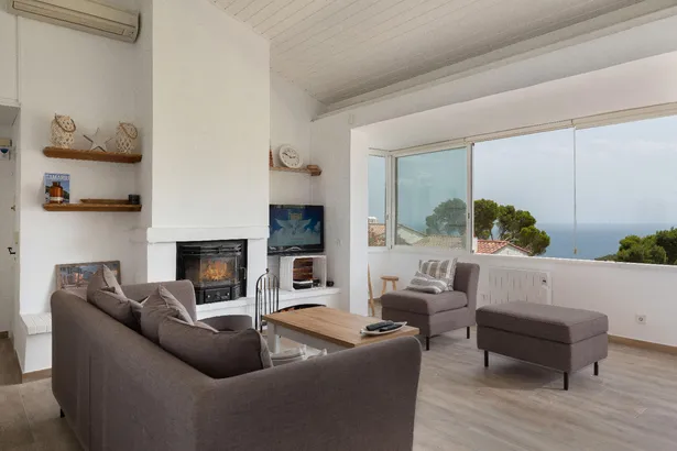 Exclusiva vivienda con vistas panorámicas al mar en entorno residencial privilegiado en Tamariu.