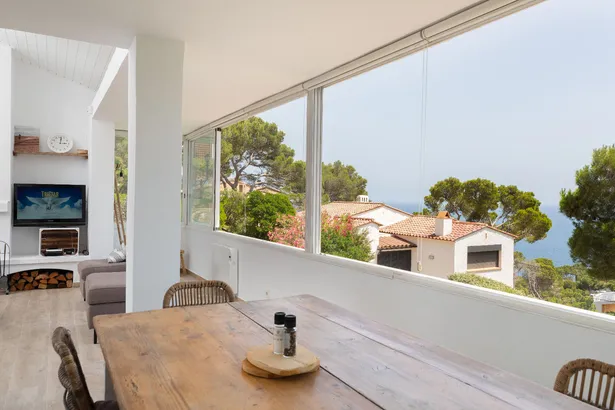 Exclusiva vivienda con vistas panorámicas al mar en entorno residencial privilegiado en Tamariu.