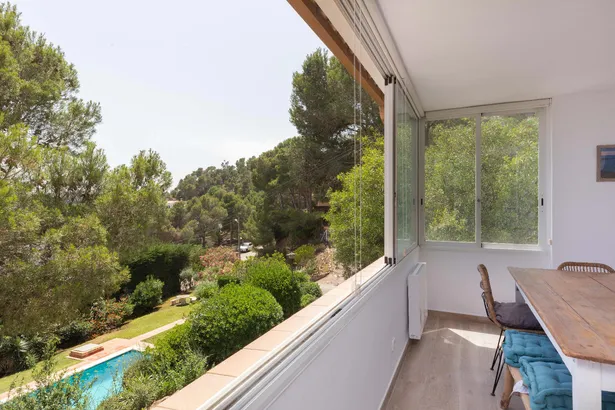 Exclusiva vivienda con vistas panorámicas al mar en entorno residencial privilegiado en Tamariu.