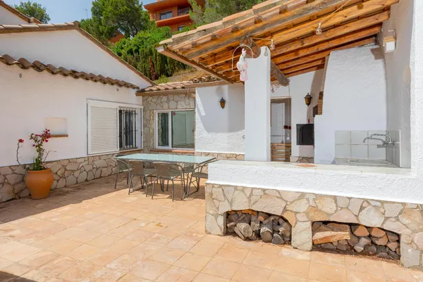 Exclusiva vivienda con vistas panorámicas al mar en entorno residencial privilegiado en Tamariu.