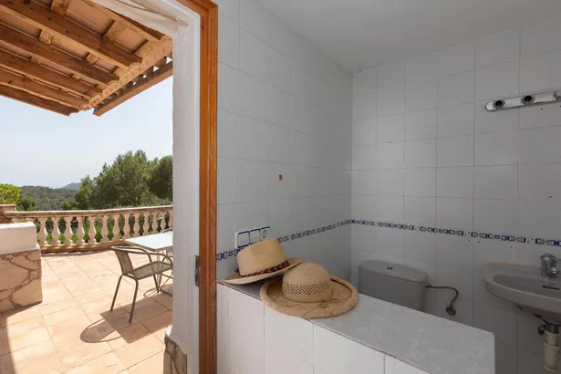Exclusiva vivienda con vistas panorámicas al mar en entorno residencial privilegiado en Tamariu.