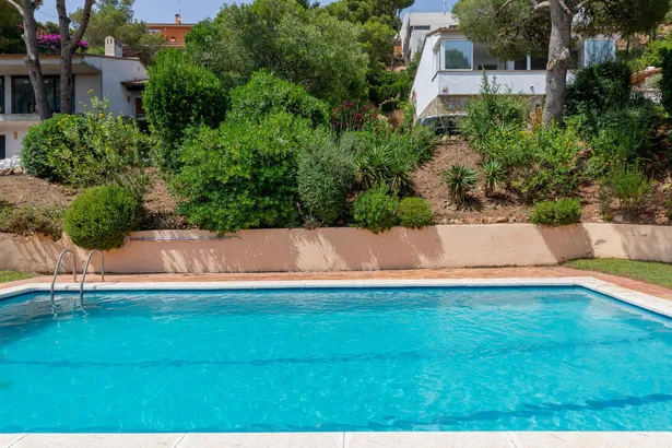Exclusiva vivienda con vistas panorámicas al mar en entorno residencial privilegiado en Tamariu.